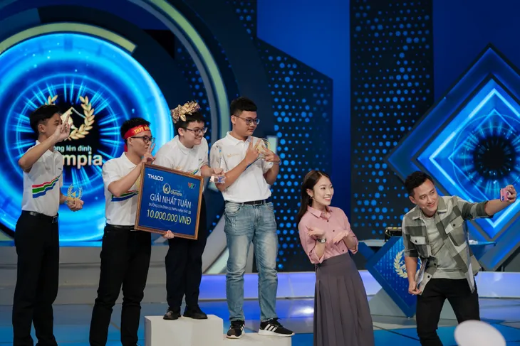 Những phút đùa nghịch của cặp đôi dẫn Đường lên đỉnh Olympia - Ảnh 3. Những phút đùa nghịch của cặp đôi dẫn Đường lên đỉnh Olympia - Ảnh 3.