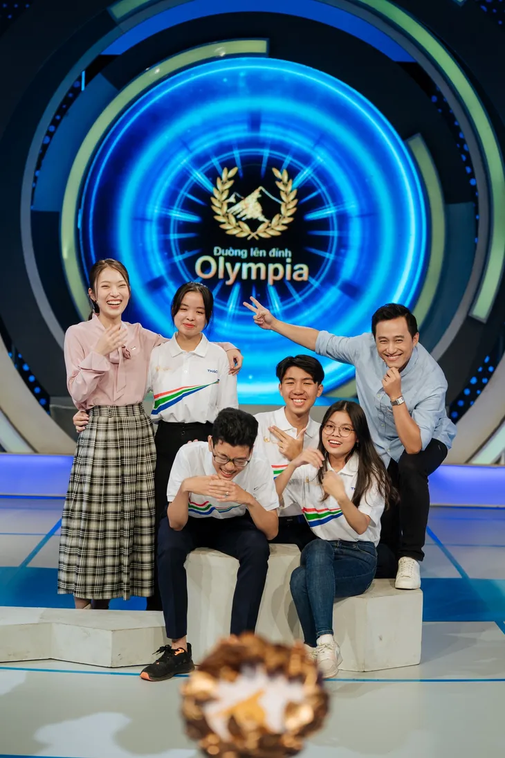 Những phút đùa nghịch của cặp đôi dẫn Đường lên đỉnh Olympia - Ảnh 4. Những phút đùa nghịch của cặp đôi dẫn Đường lên đỉnh Olympia - Ảnh 4.