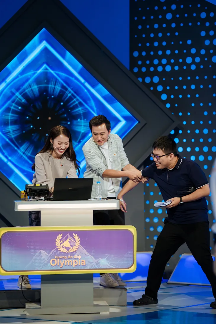 Những phút đùa nghịch của cặp đôi dẫn Đường lên đỉnh Olympia - Ảnh 5. Những phút đùa nghịch của cặp đôi dẫn Đường lên đỉnh Olympia - Ảnh 5.
