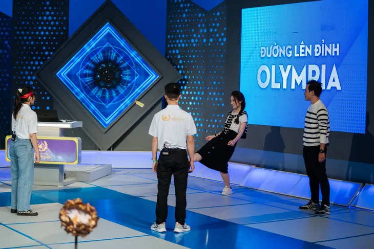 Những phút đùa nghịch của cặp đôi dẫn Đường lên đỉnh Olympia - Ảnh 6. Những phút đùa nghịch của cặp đôi dẫn Đường lên đỉnh Olympia - Ảnh 6.