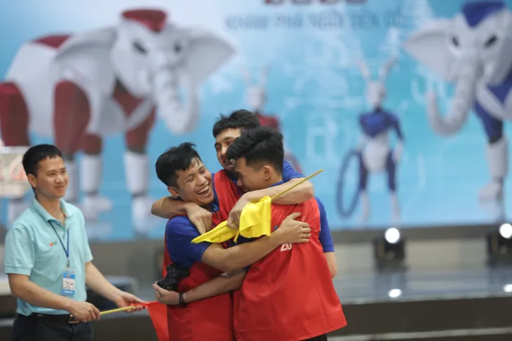 Robocon Việt Nam 2023: May mắn là yếu tố không thể thiếu để đi đến chiến thắng - Ảnh 42. Robocon Việt Nam 2023: May mắn là yếu tố không thể thiếu để đi đến chiến thắng - Ảnh 42.