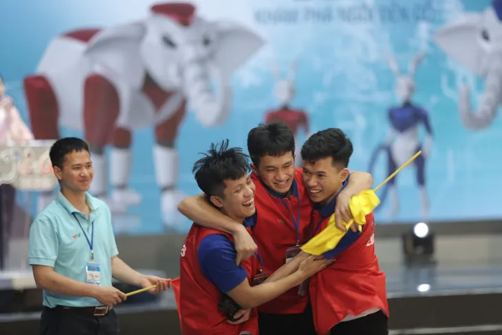 Robocon Việt Nam 2023: May mắn là yếu tố không thể thiếu để đi đến chiến thắng - Ảnh 43. Robocon Việt Nam 2023: May mắn là yếu tố không thể thiếu để đi đến chiến thắng - Ảnh 43.