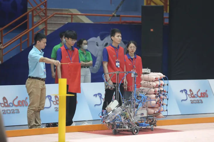 Robocon Việt Nam 2023: Kỷ lục Chey-Yo mới được xác lập - Ảnh 9. Robocon Việt Nam 2023: Kỷ lục Chey-Yo mới được xác lập - Ảnh 9.