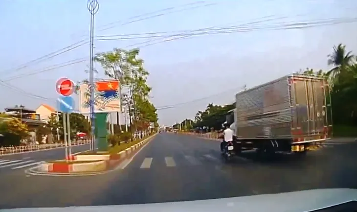 Đi sai làn, người lái xe máy va chạm với xe tải, ngã lăn xuống đường - Ảnh 1. Đi sai làn, người lái xe máy va chạm với xe tải, ngã lăn xuống đường - Ảnh 1.