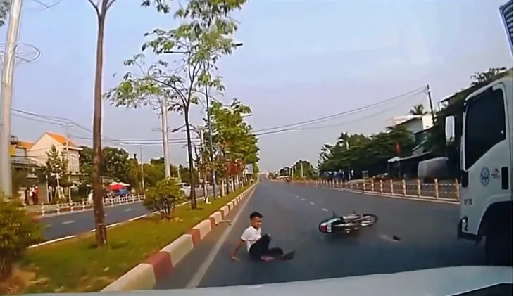 Đi sai làn, người lái xe máy va chạm với xe tải, ngã lăn xuống đường - Ảnh 2. Đi sai làn, người lái xe máy va chạm với xe tải, ngã lăn xuống đường - Ảnh 2.