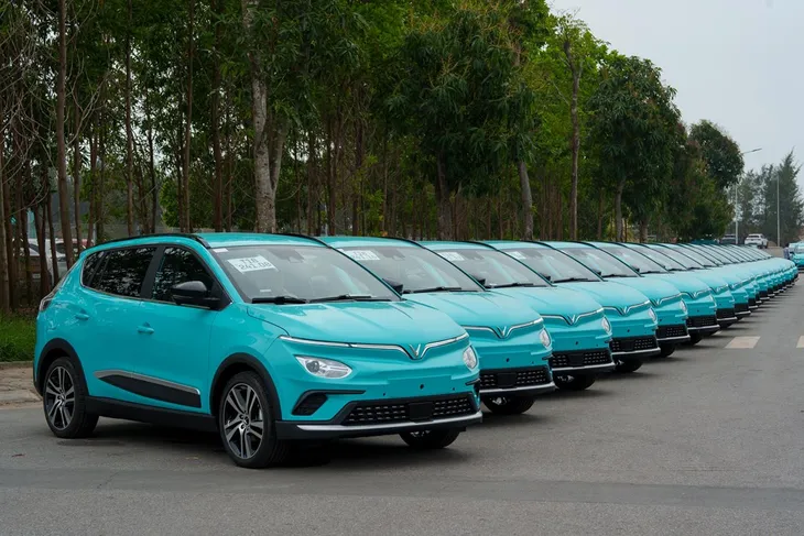 Doanh nghiệp taxi hướng tới “điện hóa” - Ảnh 1. Doanh nghiệp taxi hướng tới “điện hóa” - Ảnh 1.