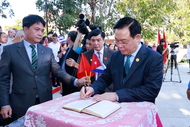 Công viên Hồ Chí Minh: Dấu mốc mang tính biểu tượng về tình cảm hữu nghị đặc biệt Việt Nam – Cuba - Ảnh 1. Công viên Hồ Chí Minh: Dấu mốc mang tính biểu tượng về tình cảm hữu nghị đặc biệt Việt Nam – Cuba - Ảnh 1.