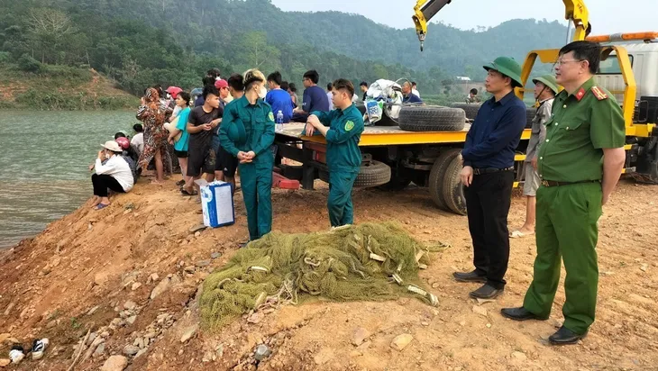 Lật thuyền trên sông Lô, 2 người mất tích - Ảnh 3. Lật thuyền trên sông Lô, 2 người mất tích - Ảnh 3.