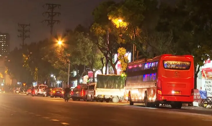 Xe dù, bến cóc: Khó dẹp hay không quyết tâm dẹp? - Ảnh 1. Xe dù, bến cóc: Khó dẹp hay không quyết tâm dẹp? - Ảnh 1.