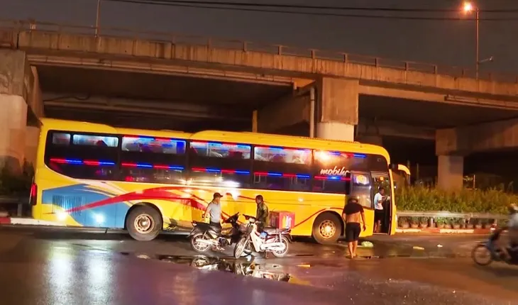 Xe dù, bến cóc: Khó dẹp hay không quyết tâm dẹp? - Ảnh 2. Xe dù, bến cóc: Khó dẹp hay không quyết tâm dẹp? - Ảnh 2.