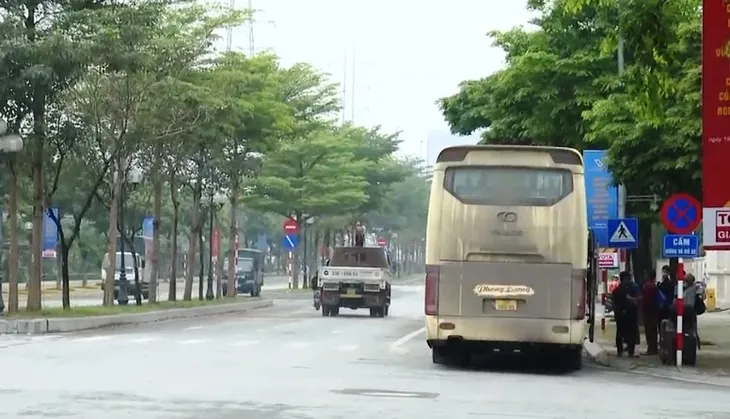 Xe dù, bến cóc: Khó dẹp hay không quyết tâm dẹp? - Ảnh 3. Xe dù, bến cóc: Khó dẹp hay không quyết tâm dẹp? - Ảnh 3.