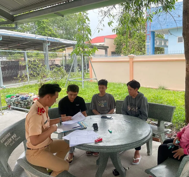 Thiếu niên lái xe máy bằng chân ở Bình Dương bị phạt 9 triệu đồng - Ảnh 2. Thiếu niên lái xe máy bằng chân ở Bình Dương bị phạt 9 triệu đồng - Ảnh 2.