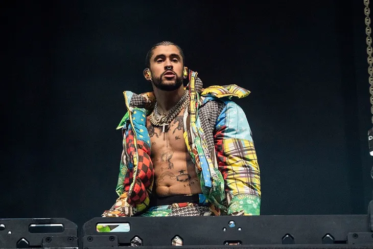 Mỉa mai Harry Styles, Bad Bunny lên tiếng xin lỗi - Ảnh 1. Mỉa mai Harry Styles, Bad Bunny lên tiếng xin lỗi - Ảnh 1.