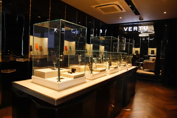 Vì sao điện thoại Vertu đắt ngang siêu xe vẫn có người mua? - Ảnh 4. Vì sao điện thoại Vertu đắt ngang siêu xe vẫn có người mua? - Ảnh 4.