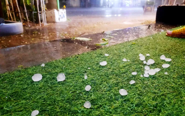 Mưa đá lớn bất ngờ xuất hiện tại nhiều nơi ở Quảng Nam - Ảnh 2. Mưa đá lớn bất ngờ xuất hiện tại nhiều nơi ở Quảng Nam - Ảnh 2.