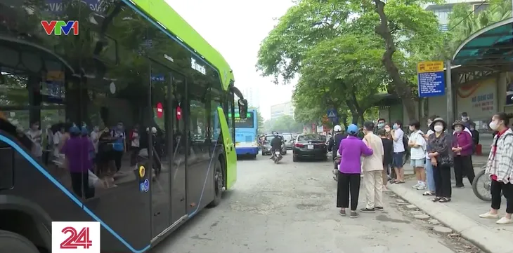 Hành khách bất ngờ khi gần 100% xe bus ở Hà Nội được chấm 5 sao - Ảnh 1. Hành khách bất ngờ khi gần 100% xe bus ở Hà Nội được chấm 5 sao - Ảnh 1.