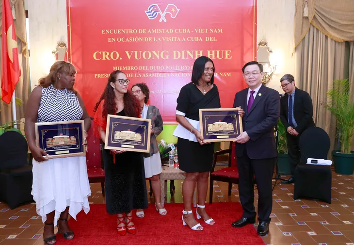 Chủ tịch Quốc hội Vương Đình Huệ gặp mặt những người bạn Cuba - Ảnh 6. Chủ tịch Quốc hội Vương Đình Huệ gặp mặt những người bạn Cuba - Ảnh 6.
