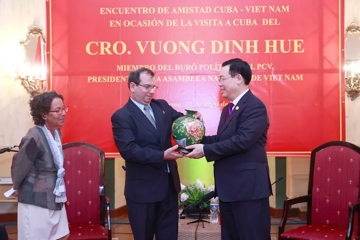 Chủ tịch Quốc hội Vương Đình Huệ gặp mặt những người bạn Cuba - Ảnh 5. Chủ tịch Quốc hội Vương Đình Huệ gặp mặt những người bạn Cuba - Ảnh 5.