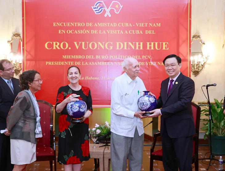 Chủ tịch Quốc hội Vương Đình Huệ gặp mặt những người bạn Cuba - Ảnh 4. Chủ tịch Quốc hội Vương Đình Huệ gặp mặt những người bạn Cuba - Ảnh 4.