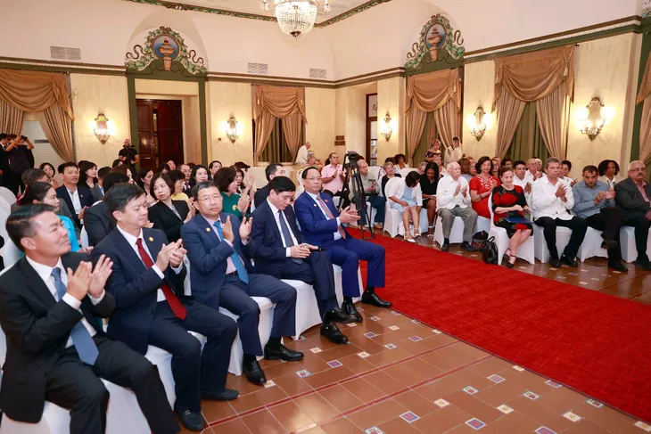 Chủ tịch Quốc hội Vương Đình Huệ gặp mặt những người bạn Cuba - Ảnh 2. Chủ tịch Quốc hội Vương Đình Huệ gặp mặt những người bạn Cuba - Ảnh 2.