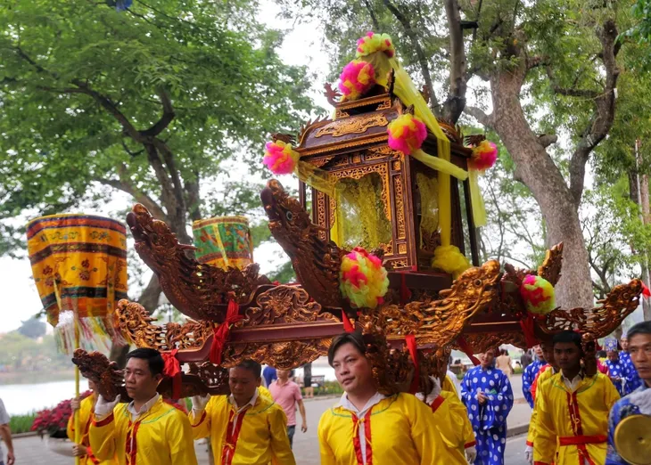 Lễ hội tôn vinh ông Tổ bách nghệ tại Phố cổ Hà Nội - Ảnh 1. Lễ hội tôn vinh ông Tổ bách nghệ tại Phố cổ Hà Nội - Ảnh 1.