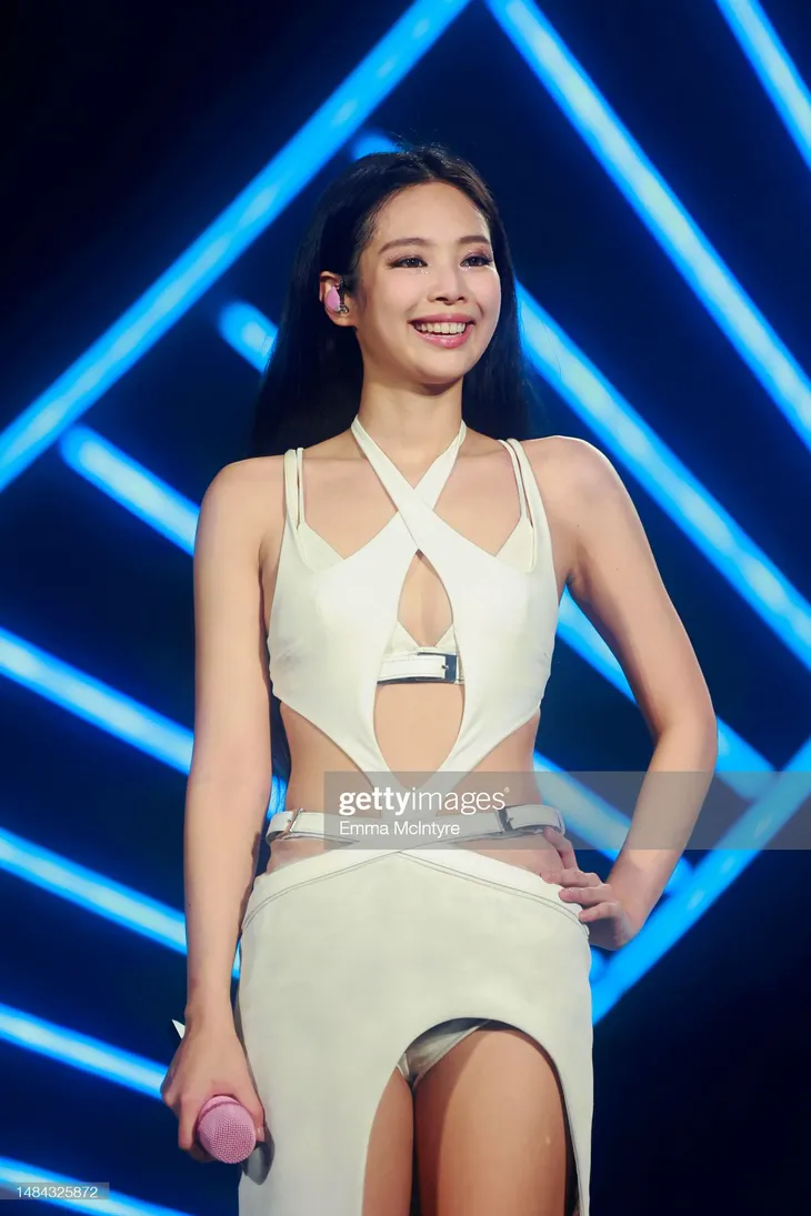 Jennie (BLACKPINK) hở bạo, quá sexy tại Coachella 2023 tuần thứ 2 - Ảnh 5. Jennie (BLACKPINK) hở bạo, quá sexy tại Coachella 2023 tuần thứ 2 - Ảnh 5.
