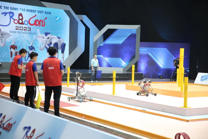 Lộ diện những đội đầu tiên vào chung kết Robocon Việt Nam 2023 - Ảnh 1. Lộ diện những đội đầu tiên vào chung kết Robocon Việt Nam 2023 - Ảnh 1.