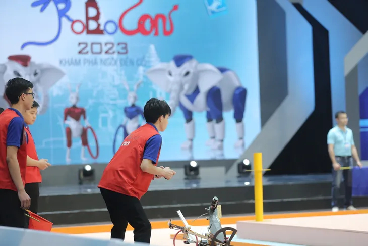 Lộ diện những đội đầu tiên vào chung kết Robocon Việt Nam 2023 - Ảnh 8. Lộ diện những đội đầu tiên vào chung kết Robocon Việt Nam 2023 - Ảnh 8.