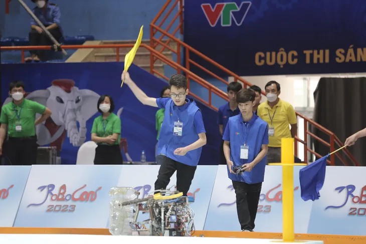 Lộ diện những đội đầu tiên vào chung kết Robocon Việt Nam 2023 - Ảnh 14. Lộ diện những đội đầu tiên vào chung kết Robocon Việt Nam 2023 - Ảnh 14.
