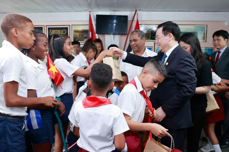 Chủ tịch Quốc hội Vương Đình Huệ thăm Trường đặc biệt hữu nghị Cuba - Việt Nam - Ảnh 3. Chủ tịch Quốc hội Vương Đình Huệ thăm Trường đặc biệt hữu nghị Cuba - Việt Nam - Ảnh 3.