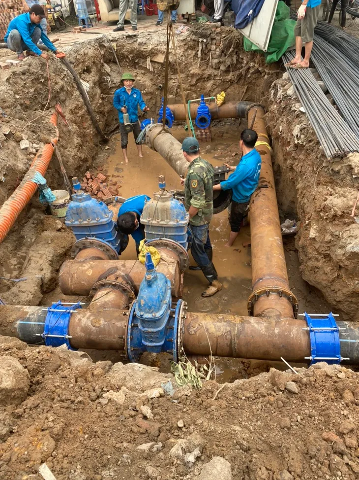 Hàng trăm hộ dân ở Văn Khê, Hà Đông thức trắng đêm, mất ngủ vì thiếu nước - Ảnh 4. Hàng trăm hộ dân ở Văn Khê, Hà Đông thức trắng đêm, mất ngủ vì thiếu nước - Ảnh 4.