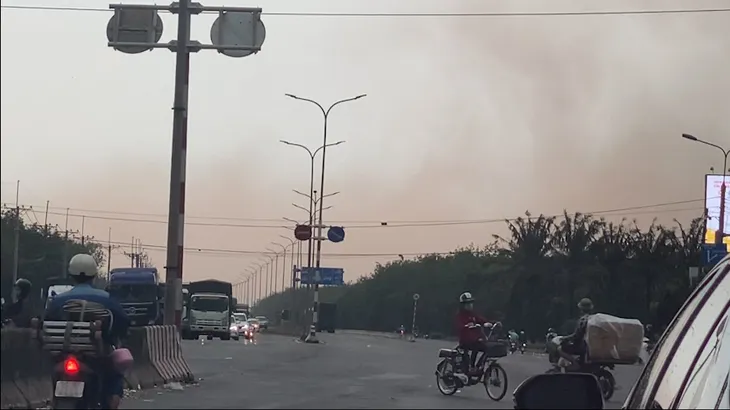 Bão bụi sân bay Long Thành tấn công khu dân cư - Ảnh 2. Bão bụi sân bay Long Thành tấn công khu dân cư - Ảnh 2.