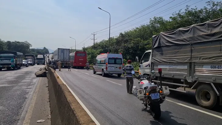 Va chạm container, ô tô bị tông bẹp khiến QL1 ùn tắc kéo dài - Ảnh 2. Va chạm container, ô tô bị tông bẹp khiến QL1 ùn tắc kéo dài - Ảnh 2.