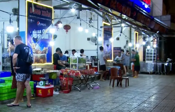 Làm gì để tránh bị chặt chém mùa cao điểm du lịch? - Ảnh 1. Làm gì để tránh bị chặt chém mùa cao điểm du lịch? - Ảnh 1.