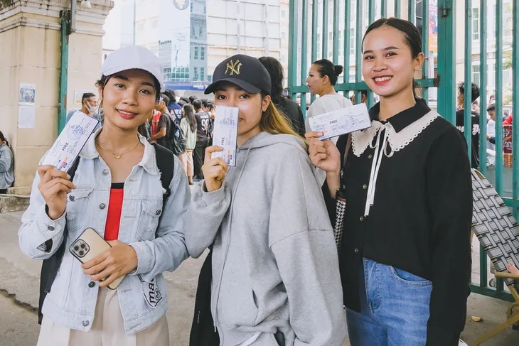 Người Campuchia xếp hàng dài nhận vé miễn phí xem SEA Games 32 - Ảnh 2. Người Campuchia xếp hàng dài nhận vé miễn phí xem SEA Games 32 - Ảnh 2.