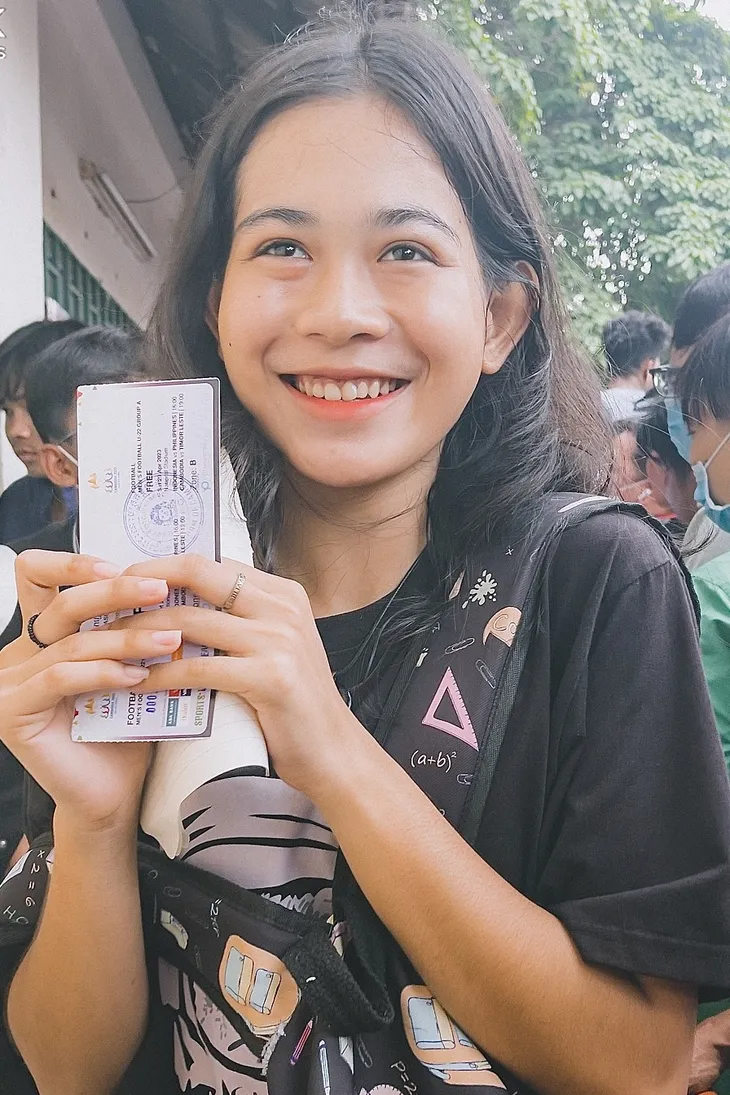 Người Campuchia xếp hàng dài nhận vé miễn phí xem SEA Games 32 - Ảnh 4. Người Campuchia xếp hàng dài nhận vé miễn phí xem SEA Games 32 - Ảnh 4.