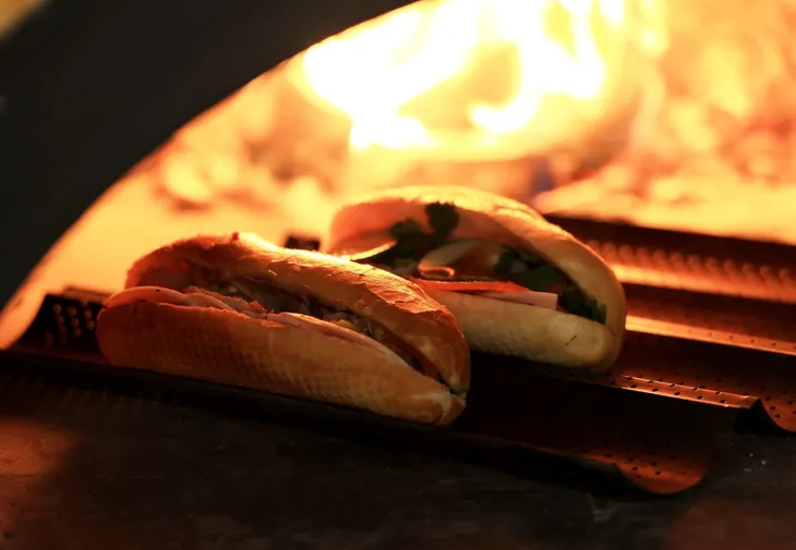 Vì sao bánh mì Việt lọt danh sách 24 món bánh kẹp ngon nhất thế giới năm 2023? - Ảnh 1.