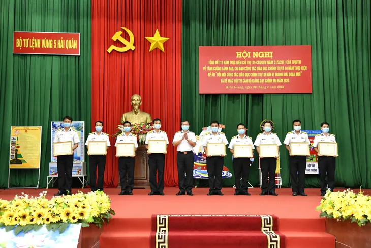 Vùng 5 Hải quân tổng kết 12 năm thực hiện Chỉ thị của Thường vụ Quân ủy Trung ương - Ảnh 2. Vùng 5 Hải quân tổng kết 12 năm thực hiện Chỉ thị của Thường vụ Quân ủy Trung ương - Ảnh 2.