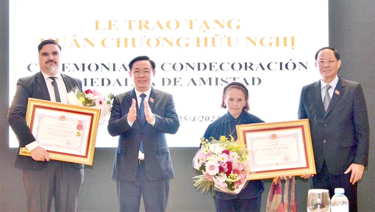 Chủ tịch Quốc hội Vương Đình Huệ gặp mặt cộng đồng người Việt Nam tại Argentina - Ảnh 1. Chủ tịch Quốc hội Vương Đình Huệ gặp mặt cộng đồng người Việt Nam tại Argentina - Ảnh 1.