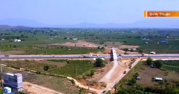 Tất bật thi công trên cao tốc Phan Thiết - Dầu Giây - Ảnh 4. Tất bật thi công trên cao tốc Phan Thiết - Dầu Giây - Ảnh 4.
