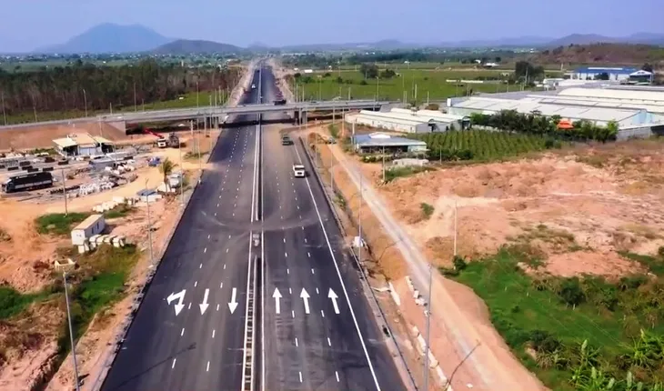 Tất bật thi công trên cao tốc Phan Thiết - Dầu Giây - Ảnh 1. Tất bật thi công trên cao tốc Phan Thiết - Dầu Giây - Ảnh 1.