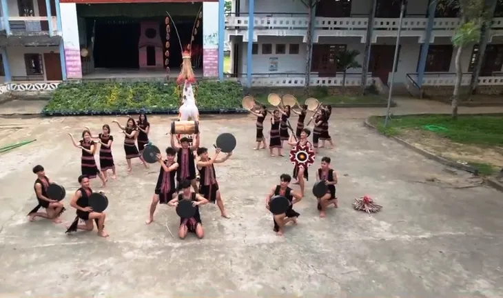 Bảo tồn văn hoá cồng chiêng nơi vùng núi cao Quảng Nam - Ảnh 1. Bảo tồn văn hoá cồng chiêng nơi vùng núi cao Quảng Nam - Ảnh 1.