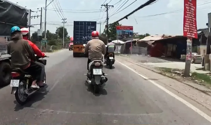 Xe container chạy vào giờ cấm, nhiều người sợ không dám ra đường - Ảnh 3.