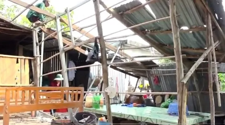 Đồng Tháp: Lốc xoáy làm sập, tốc mái 14 căn nhà - Ảnh 1. Đồng Tháp: Lốc xoáy làm sập, tốc mái 14 căn nhà - Ảnh 1.