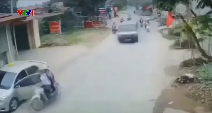 Tài xế taxi bất ngờ mở cửa xe gây tai nạn cho 2 học sinh - Ảnh 2. Tài xế taxi bất ngờ mở cửa xe gây tai nạn cho 2 học sinh - Ảnh 2.