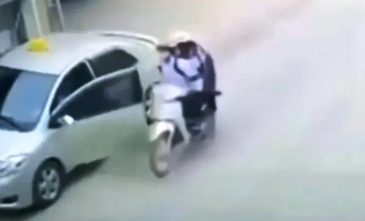 Tài xế taxi bất ngờ mở cửa xe gây tai nạn cho 2 học sinh - Ảnh 1. Tài xế taxi bất ngờ mở cửa xe gây tai nạn cho 2 học sinh - Ảnh 1.