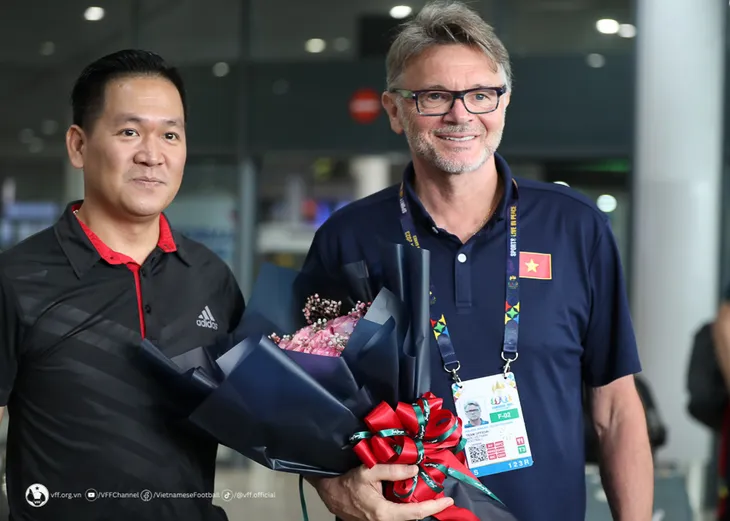 ĐT U22 Việt Nam đã có mặt tại Phnom Penh, sẵn sàng bước vào chiến dịch SEA Games 32 - Ảnh 2. ĐT U22 Việt Nam đã có mặt tại Phnom Penh, sẵn sàng bước vào chiến dịch SEA Games 32 - Ảnh 2.