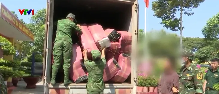 Long An: Phá đường dây buôn lậu 60.000 gói thuốc lá - Ảnh 1. Long An: Phá đường dây buôn lậu 60.000 gói thuốc lá - Ảnh 1.