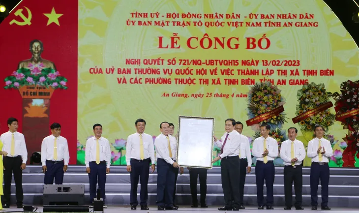 Công bố quyết định thành lập thị xã Tịnh Biên thuộc tỉnh An Giang - Ảnh 1. Công bố quyết định thành lập thị xã Tịnh Biên thuộc tỉnh An Giang - Ảnh 1.