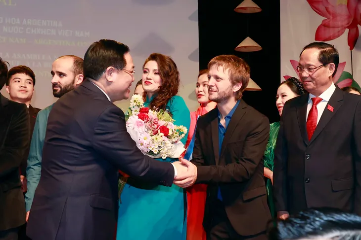 Chủ tịch Quốc hội Vương Đình Huệ dự Chương trình nghệ thuật đặc biệt Việt Nam – Argentina - Ảnh 4. Chủ tịch Quốc hội Vương Đình Huệ dự Chương trình nghệ thuật đặc biệt Việt Nam – Argentina - Ảnh 4.